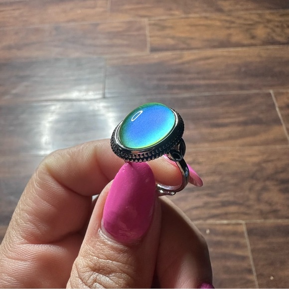 Fun Jewels Oval Mood Rings - Picture 3 of 6